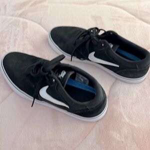 Men’s Nike low tops in black